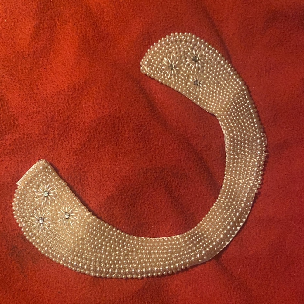 Elegant Pearl Embellished Collar